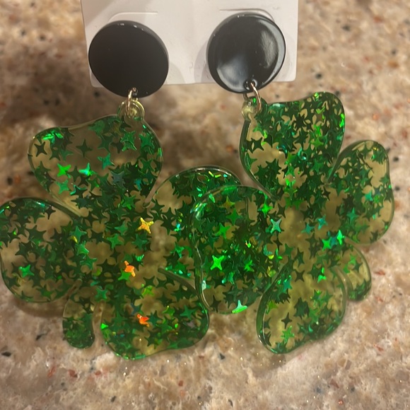 NEW  CLEAR RESIN CONFETTI CLOVER DANGLE EARRINGS - Picture 5 of 5